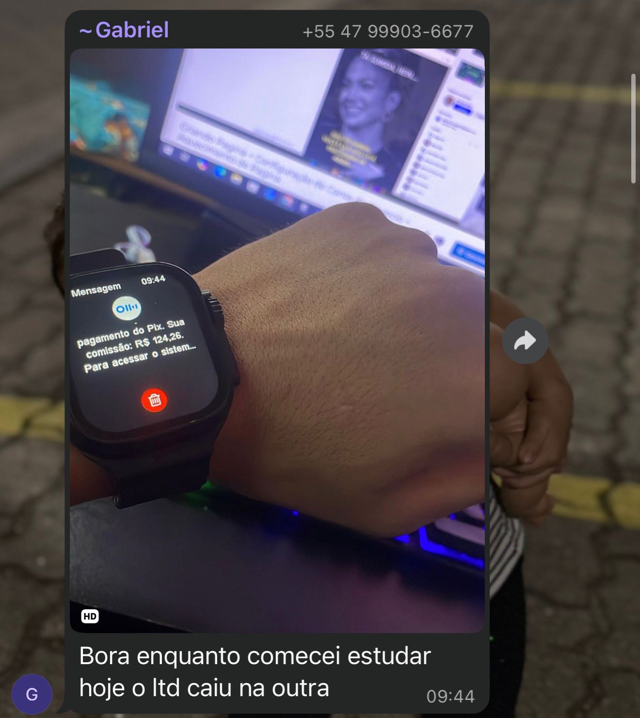 Aluno Gabriel recebendo notificação de Pix de R$ 124,26 no Apple Watch enquanto estudava